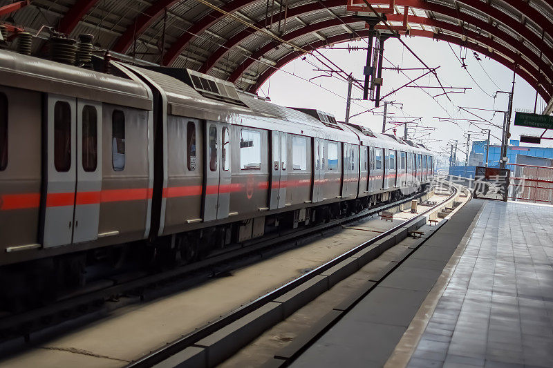 印度新德里- 2023年10月9日-德里地铁列车抵达印度新德里jhanddewalan地铁站，公共地铁从jhanddewalan站出发